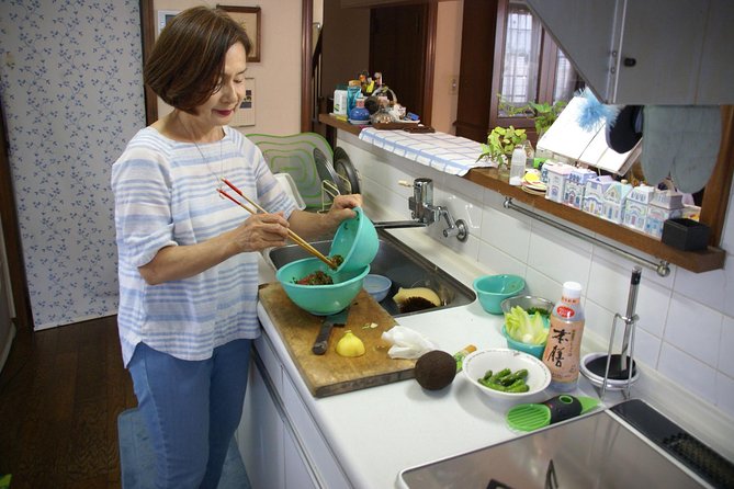Private Market Tour and Cooking Lesson With a Tokyo Native Makiko in Her Home - An In-Depth Look at the Experience