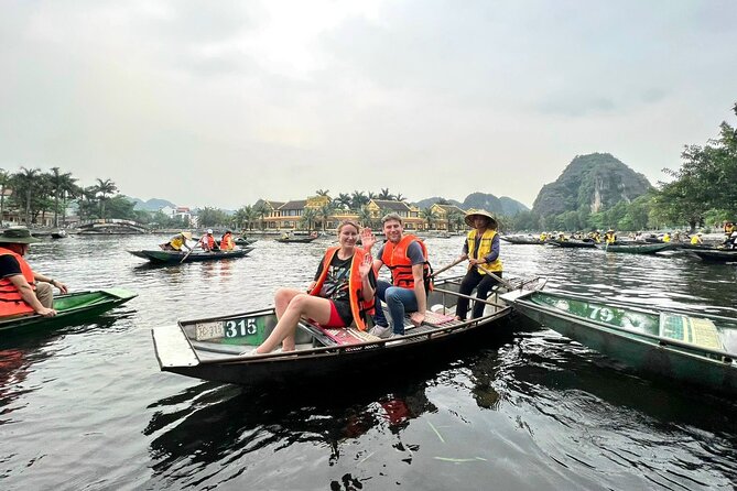 1 Day Luxury Ninh Binh Day Tour Hoa Lu Tam Coc and Mua Cave - Cruising Tam Coc: A Tranquil Waterway Experience