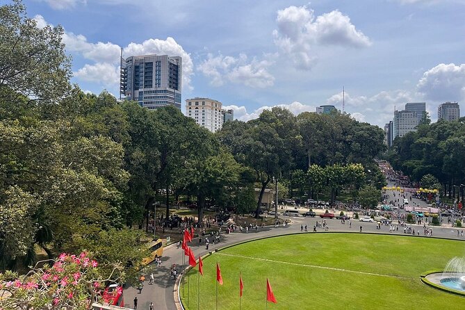 Ho Chi Minh City Highlights and Cu Chi Tunnels Full Day Tour - Exploring the Cu Chi Tunnels
