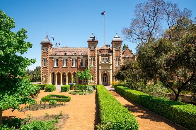 Self-Guided Perth Scavenger Hunt: Perched On A Swan - Key Points