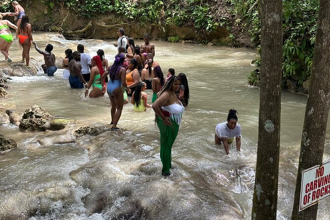 Horseback ride Dunns River and Blue hole with transport included - FAQ