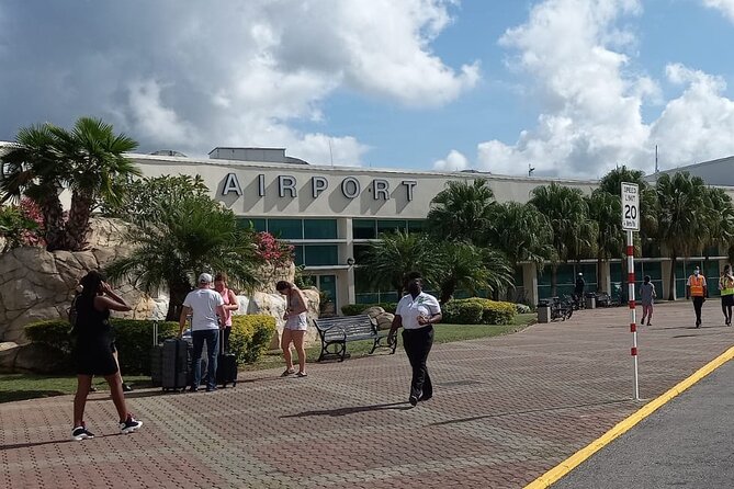 Roundtrip Airport Transfer from Montego Bay to Ocho Rios and Runaway Bay Hotels - The Experience: What You Can Expect