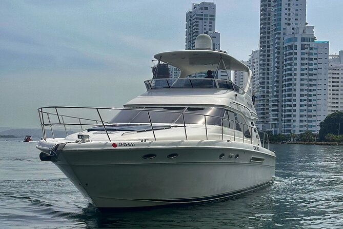 Luxury yacht rental in Cartagena de Indias Sea Ray 56' - A Closer Look at the Yacht Experience
