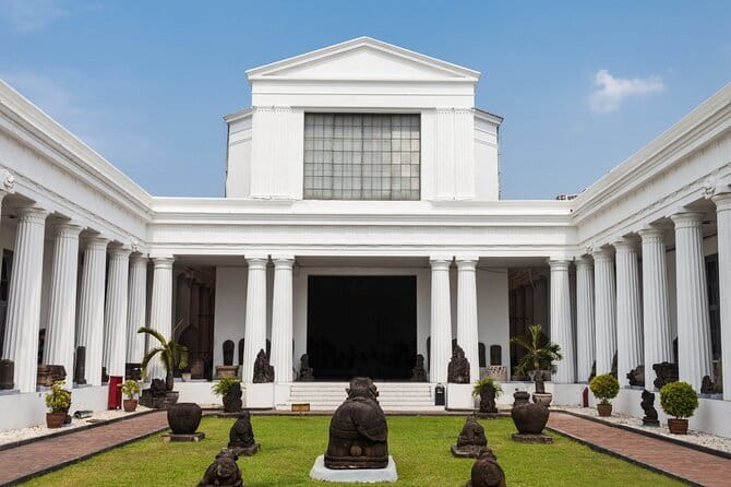 Jakarta Highlight Places with Multilingual Guide - Transportation and Comfort