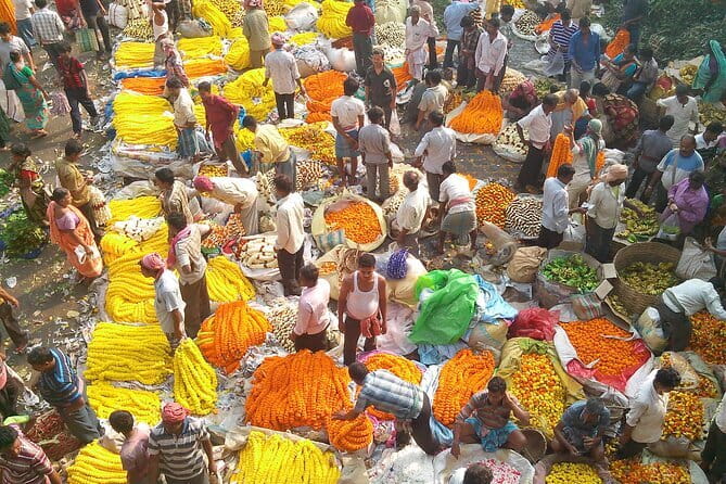 Flower Market Colors and Ganges Ghat Experience - Key Points