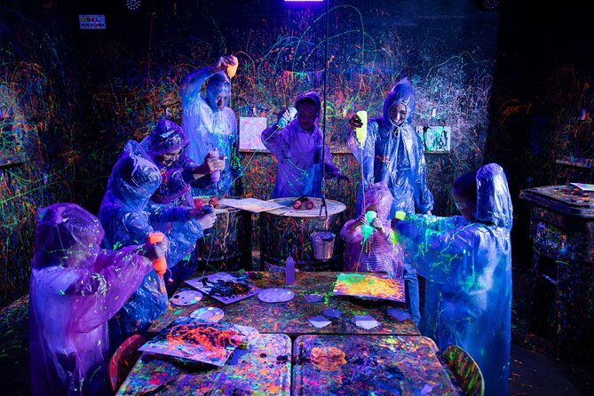 Neon Paint, Backlight-lit, Splatter Room Experience XL - Key Points