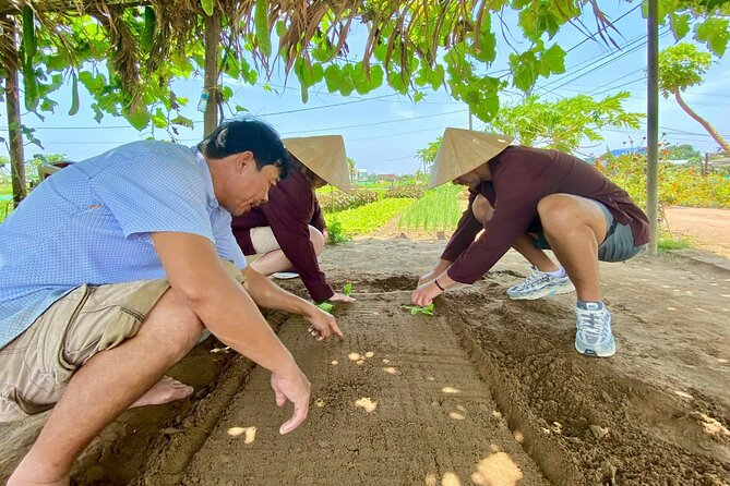 Private Hoi An walking tour with cooking class and gardening - Exploring Tra Que Village and Gardening