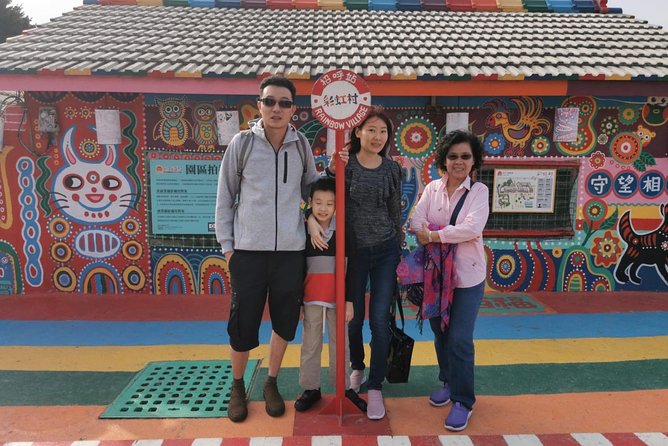 Taipei to Taichung Zhongshe Flower Market and Rainbow Village Day Trip - Exploring the Itinerary: What to Expect