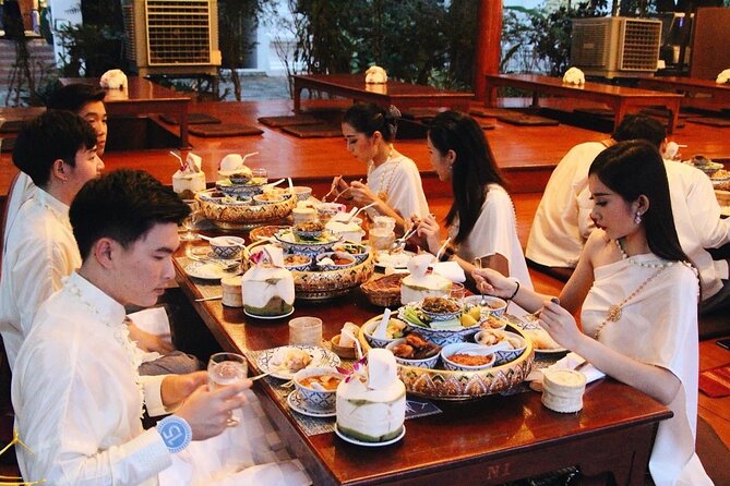 Traditional Khantoke Dinner & Cultural Show Tour in Chiang Mai - Key Points