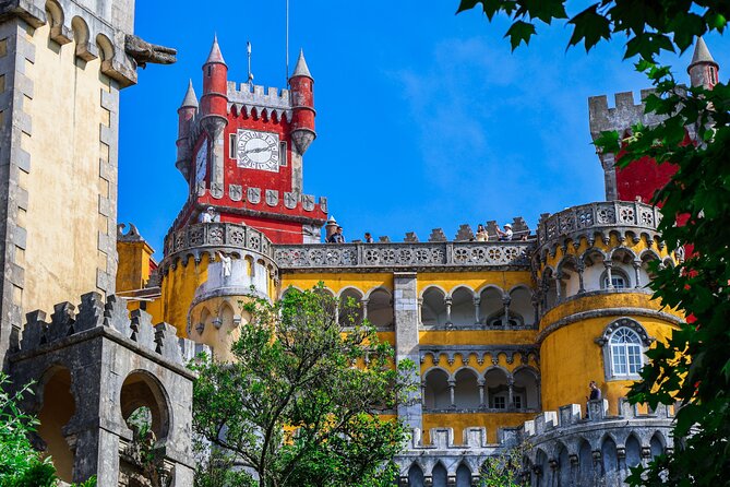 Lisbon: Sintra, Pena Palace, Nazaré & Fátima Small Group Tour - Detailed Itinerary Breakdown