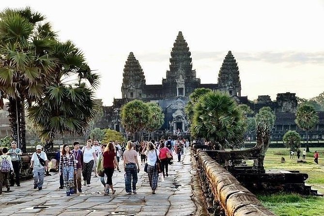 Angkor Wat Sunrise Small-Group Tour From Siem Reap - Free Hotel Pickup - A Detailed Look at the Angkor Wat Sunrise Small-Group Tour