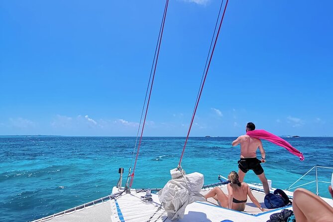 Catamaran to Isla Mujeres, Open bar, buffet, Beach Club Included - Key Points