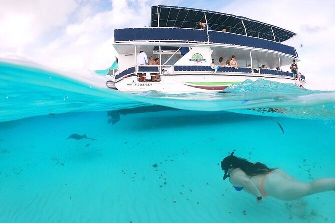 Discover El Cielo and El Cielito Reefs on Amusing Catamarans - The Return Voyage and Dinner