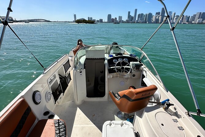 Private Boat Rental in Miami for 10 People - Who Will Love This?