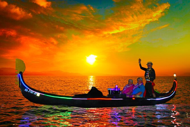 Small Group Venetian Gondola Cruise in Waikiki with Pastries - Key Points