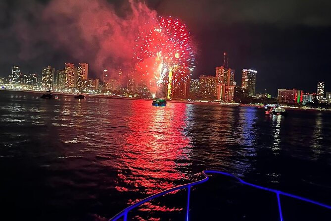 Exciting Sunset & Fireworks Cruise in Waikiki: Friday Nights - An Evening of Beauty and Sparkle in Waikiki
