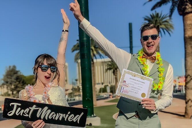 Get Married at the Fabulous Las Vegas Sign + Photos - Good To Know