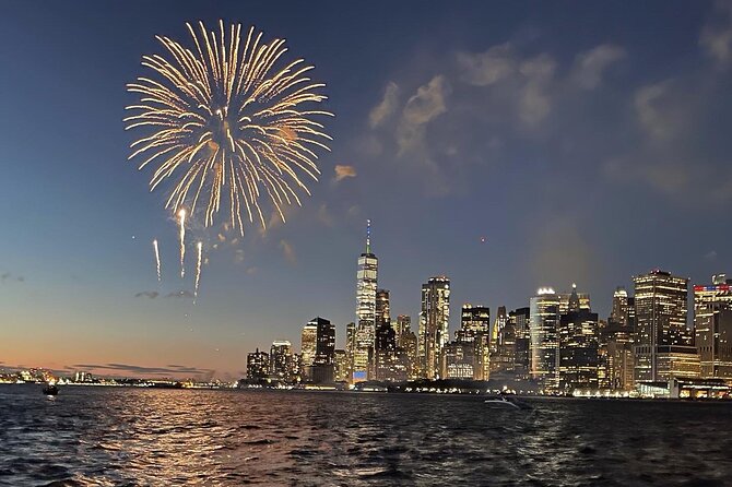 New York City 4th of July Fireworks Luxury Boat Tour - The Experience: What You Can Expect on the Water