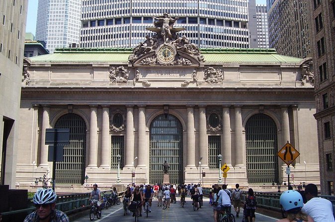 Private Manhattan and Brooklyn Full-Day Tour with Driver-Guide and Vehicle - Who Should Consider This Tour?