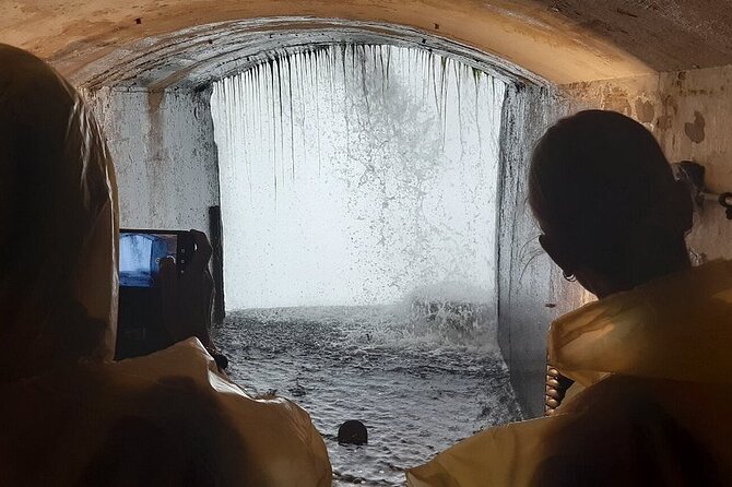 4hr Niagara Falls Canada Tour includes the Boat and tunnels - Key Points