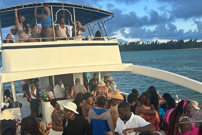 DE Hip Hop Boat Party for Adults and Free Drinks Only - Who Will Love This Tour?