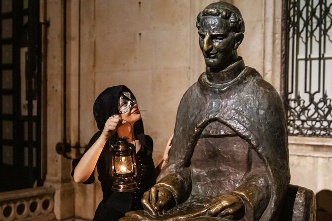 Dark Tales of the Old Town - Starting Point: A Historic Meeting at Onofrio’s Fountain