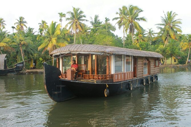 5 Days Kerala Luxury Tour Hills Beaches Houseboat and Heritage - Key Points